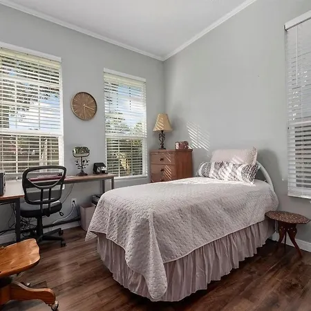Cheerful 3 Bedroom Home With Loft